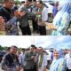 Sekdakab Simeulue, Asludin, mengalungkan selendang ke bahu Pj Wali Kota Banda Aceh, Amiruddin, setibanya rombongan Kafilah MTQ Banda Aceh di pelabuhan Sinabang. (Waspada/Ist)