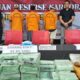 KASI Humas Polrestabes Medan Kompol Riama Siahaan memperhatikan sejumlah barang bukti yang hendak dimusnahkan di lapangan upacara Mapolrestabes Medan, Kamis (30/11). Waspada/Andi Aria Tirtayasa
