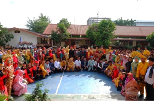 KABID Pakis Kemenag Sumut dan Kepala MAN 2 Model Medan foto bersama para guru usai melaksanakan upacara hari guru di lapangan utama MAN 2 Model Medan, Sabtu (25/11). Waspada/Andi Aria Tirtayasa