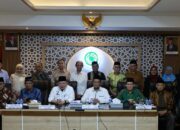 Pemkab Agara Bagikan Secara Simbolis Benih Padi Dan Kelapa