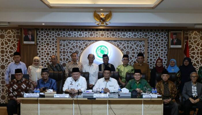 Pemkab Agara Bagikan Secara Simbolis Benih Padi Dan Kelapa