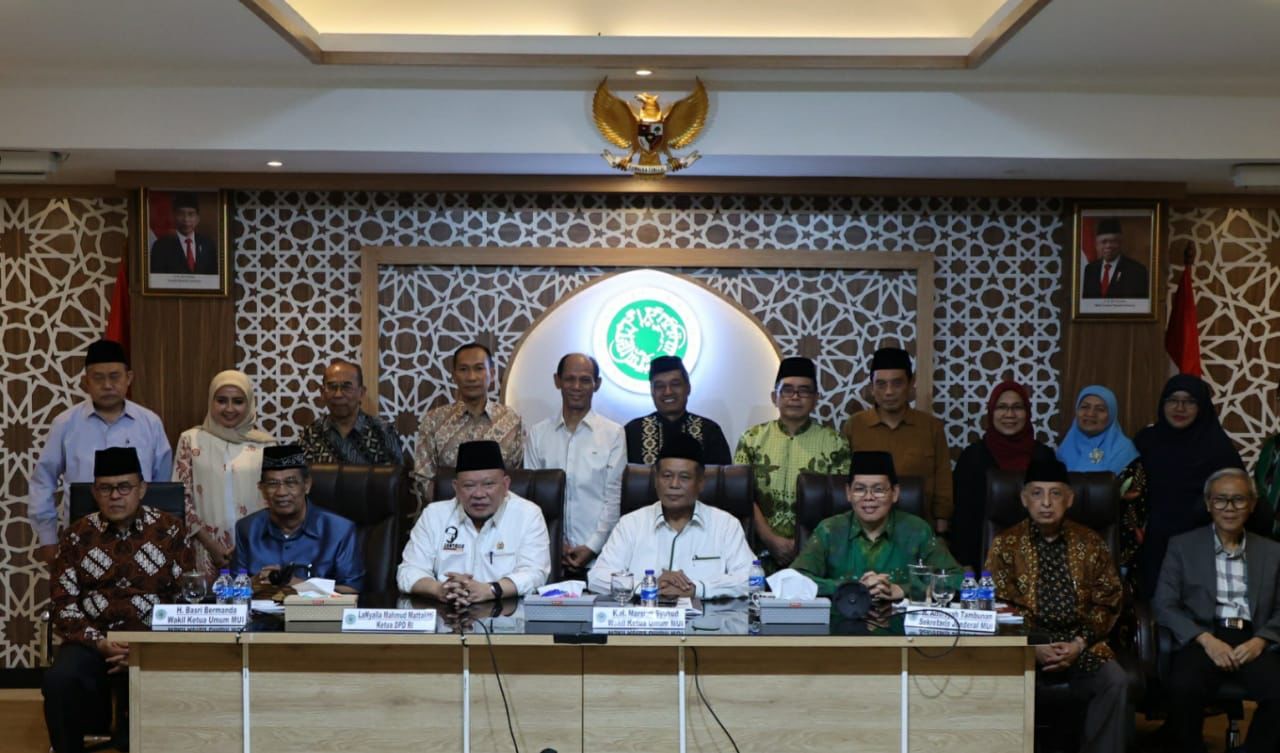 Pemkab Agara Bagikan Secara Simbolis Benih Padi Dan Kelapa