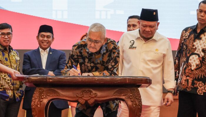 Wapres RI Ke 6 Try Sutrisno Sampaikan Maklumat Presidium Konstitusi