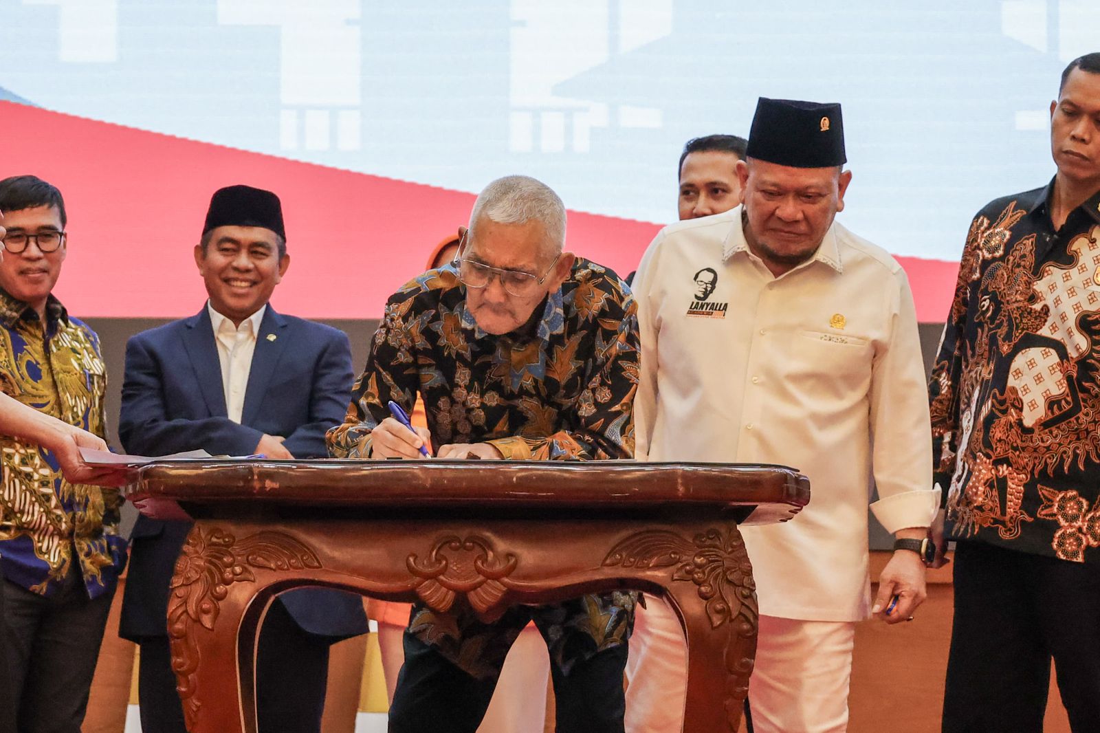 Wapres RI Ke 6 Try Sutrisno Sampaikan Maklumat Presidium Konstitusi