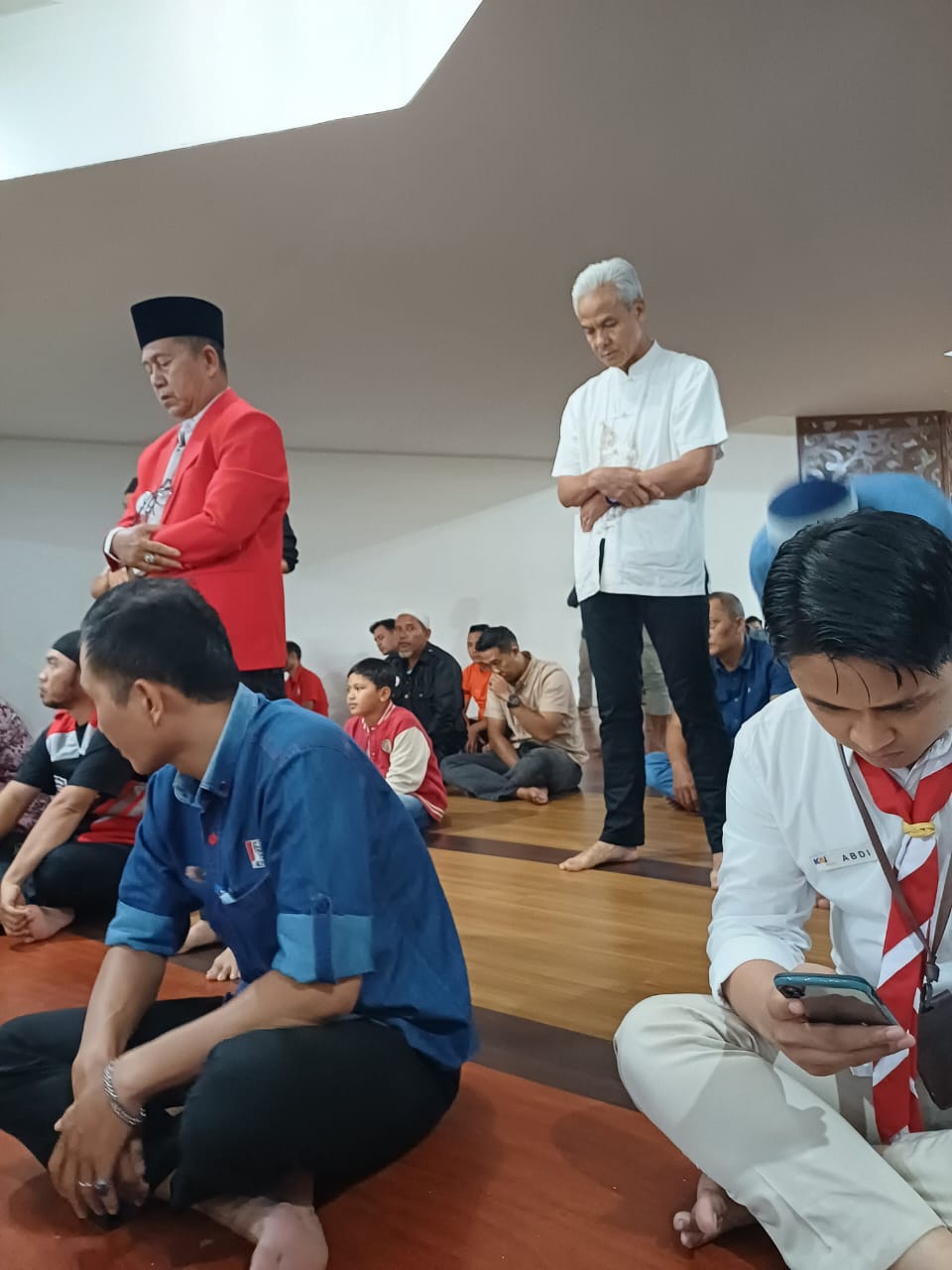 Capres Ganjar Pranowo Salat Jumat Di KNIA