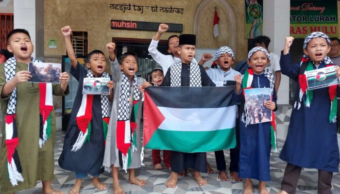 Jamaah Masjid Taj’ul Madras Doa Qunut Nazilah Dan Sedekah Untuk Pelastina