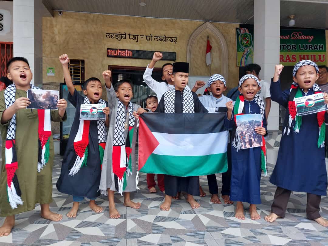 Jamaah Masjid Taj'ul Madras Doa Qunut Nazilah Dan Sedekah Untuk Pelastina