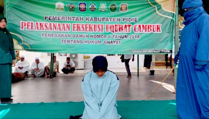 Kejari Pidie Cambuk Lima Penjual Chip Higgs Domino