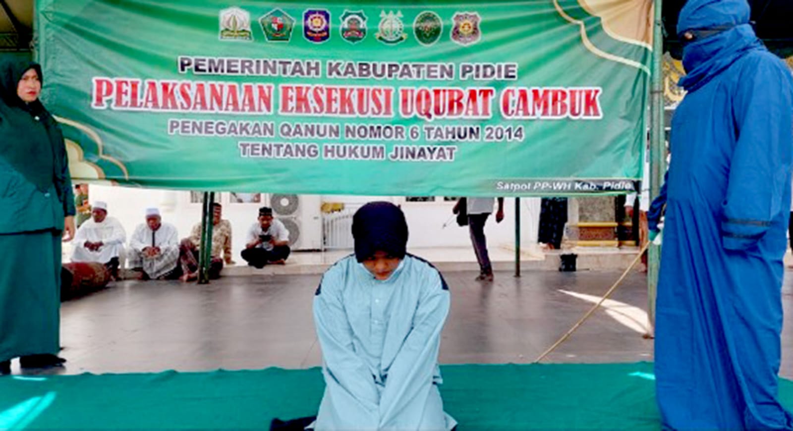 Kejari Pidie Cambuk Lima Penjual Chip Higgs Domino