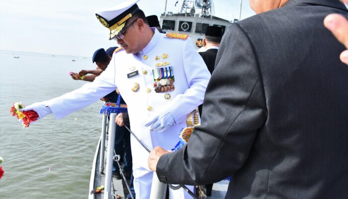 Lantamal I Tabur Bunga Di Laut Peringati Hari Pahlawan