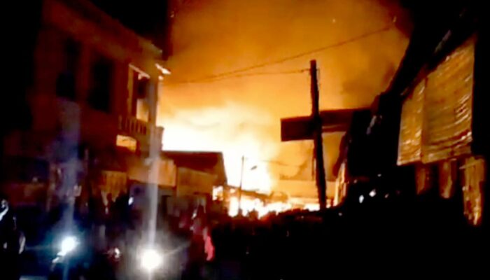 Diduga Korsleting Listrik, 12 Kios Dan Lapak Di Pasar Padang Tiji Terbakar