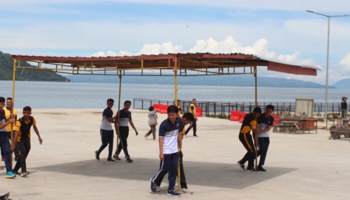 Jelang Aquabike Jetski World Championship, Polres Toba Gotong Royong Bersihkan Venue