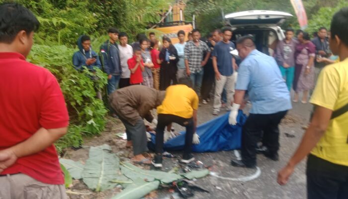 Pemotor Tewas Terlindas Truk Muat Alat Berat