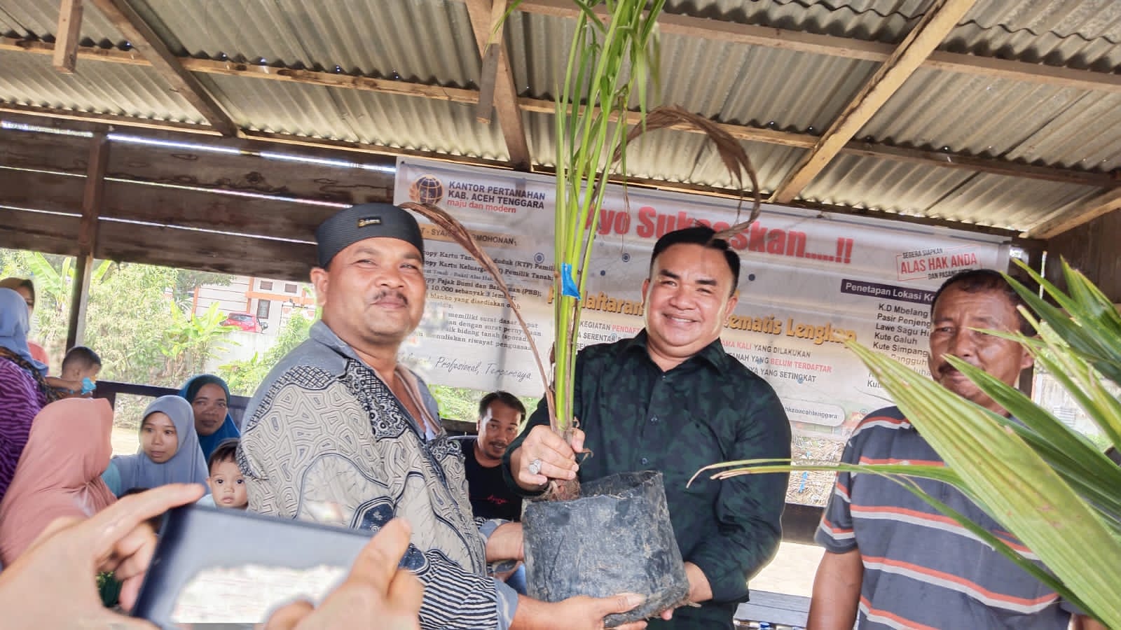 Anggota DPR RI Salim Fakhry Bagikan Bibit Kelapa Anggota DPR RI Salim Fakhry Bagikan Bibit Kelapa