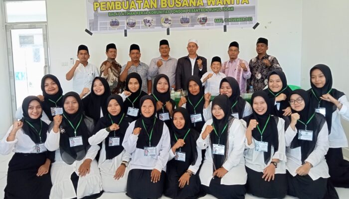 BLKK Ponpes Ruhul Islam Gelar Pelatihan Menjahit Busana