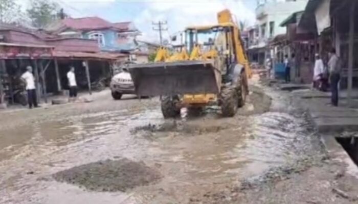 PT KAS Sosa Bantu Perbaiki Jalinsum Rusak, Truk Sering Terperosok