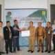 Simbolis pemberian ganti kerugian dan pelepasan hak atas tanah diserahkan oleh Wali Kota Subulussalam H. Affan Alfian Bintang,SE, M.Si, didampingi Plt Sekda Kota Subulussalam Sairun S.Ag, Kajari Subulussalam Supardi, SH dan Kepala Kantor Pertanahan Kodya Subulussalam Yanto Mulianto, SP kepada pemilik lahan.