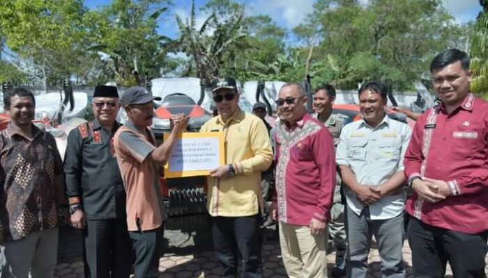 Pj. Bupati Bener Meriah Serahkan 20 Traktor Kepada Kelompok Tani