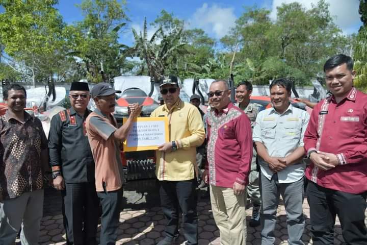 Pj. Bupati Bener Meriah Serahkan 20 Traktor Kepada Kelompok Tani