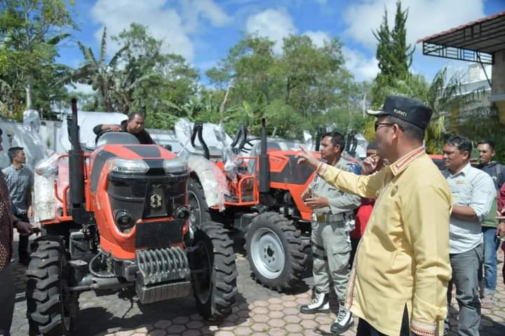 Pj. Bupati Bener Meriah Serahkan 20 Traktor Kepada Kelompok Tani