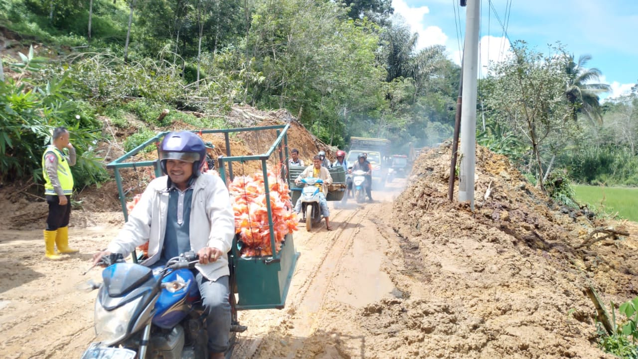 Jalan Medan-Padang Via Muaramais Sudah Bisa Dilalui