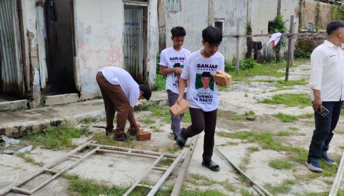 Dukung Aktivitas Belajar, Santri Dukung Ganjar Gotong Royong Renovasi Ruang Kelas Ponpes Saifullah