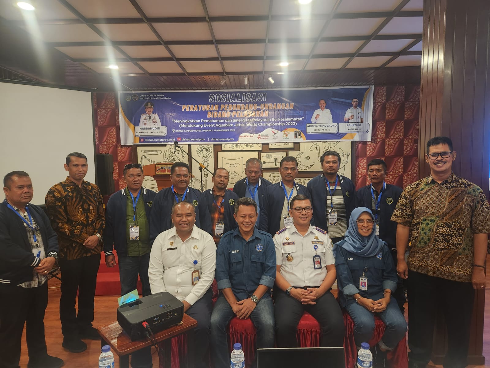 Meningkatkan pemahaman dan sinergitas keselamatan berlayar dalam mendukung event internasional Aquabike Jetski World Championship 2023 di kawasan Danau Toba, Dinas Perhubungan Sumatera Utara melakukan sosialisasi kepada Dinas Perhubungan Kabupaten dan pelaku usaha transportasi danau dan penyeberangan di 7 Kabupaten kawasan Danau Toba, di Hotel Grand Tamaro Parapat, Jumat (17/11/2023).