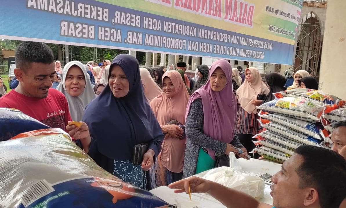 Masyarakat Kuta Baro Antusias Belanja Di Operasi Pasar Khusus