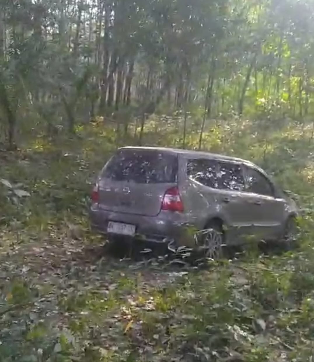 Pelaku Tabrak Lari Tinggalkan Mobil Di Kebun Karet