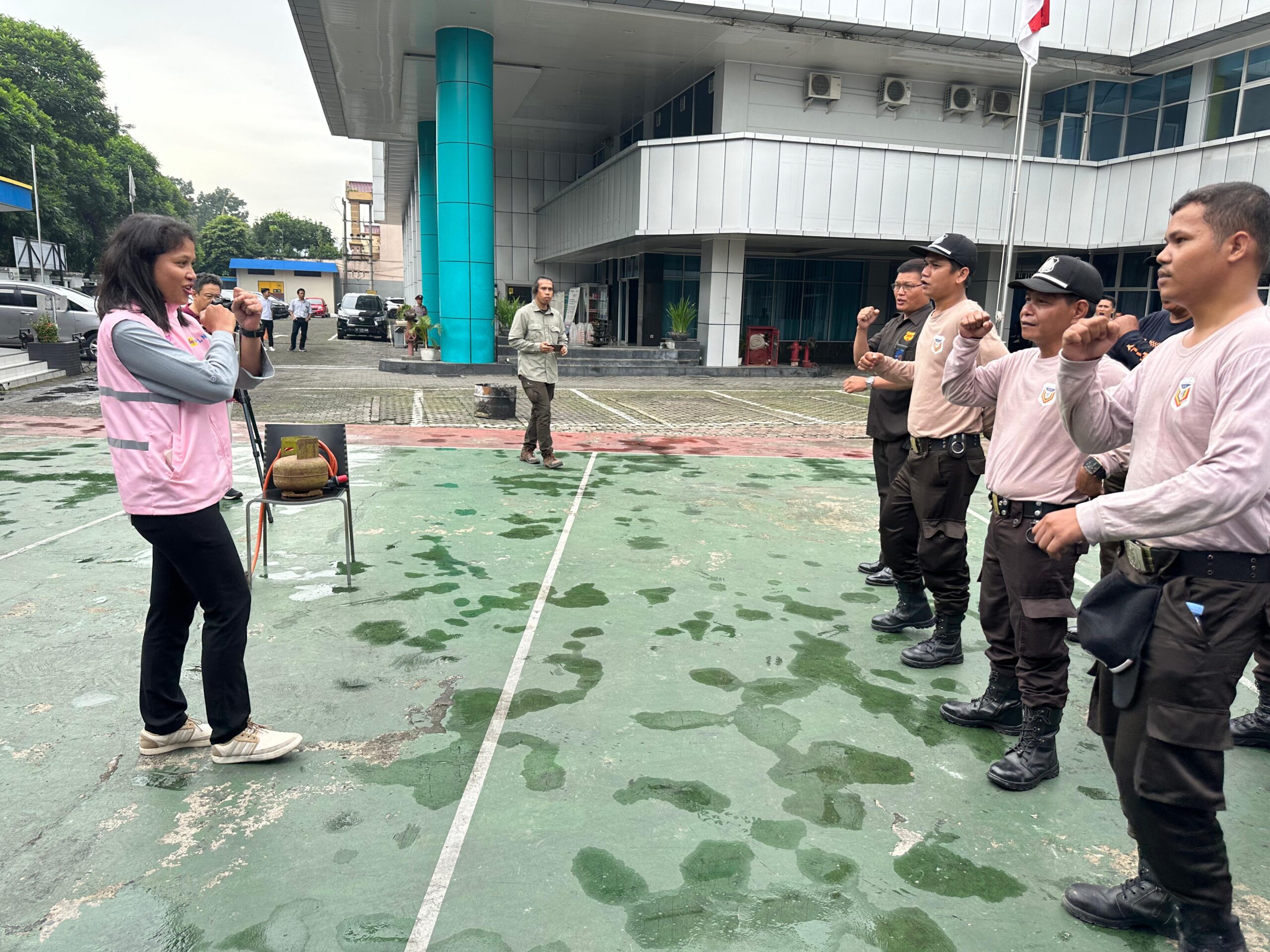 Begini Peran Srikandi PLN UIPSBU Di Simulasi Fire Drill