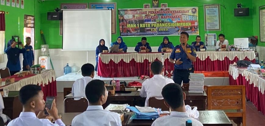 Petugas Damkar Edukasi Siswa MAN 1 Padangsidimpuan Tangani Kebakaran