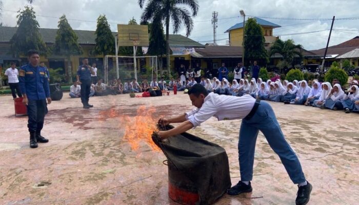 Petugas Damkar Edukasi Siswa MAN 1 Padangsidimpuan Tangani Kebakaran