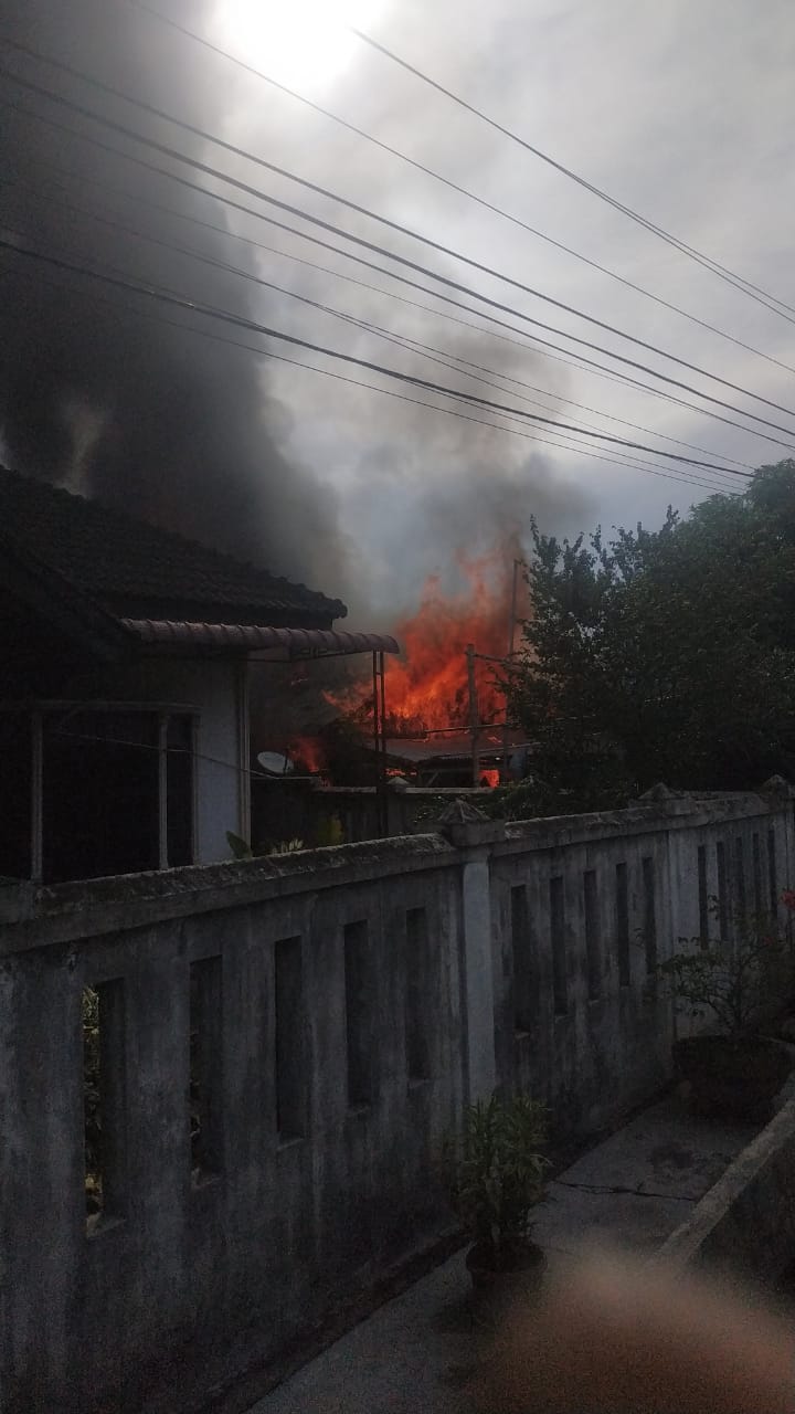 Satu Rumah Warga Ludes Terbakar