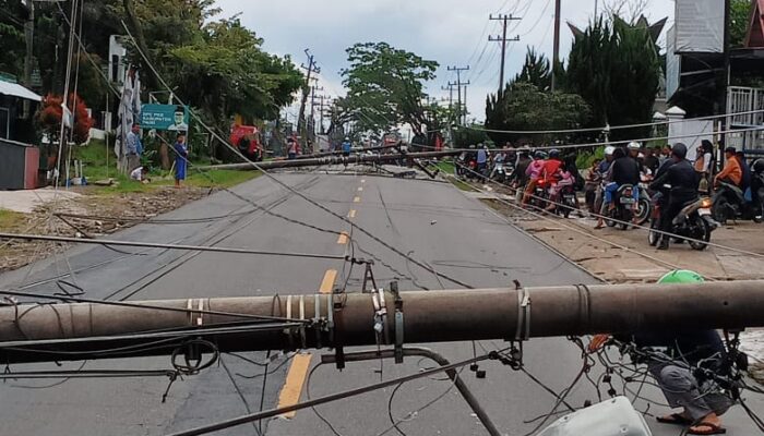 Tiang Listrik Tumbang, Arus Jalan Nasional Sidikalang Lumpuh