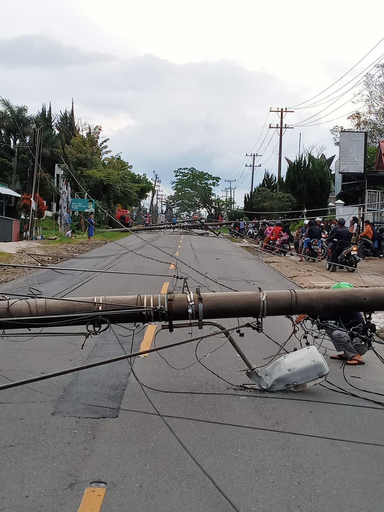 Tiang Listrik Tumbang, Arus Jalan Nasional Sidikalang Lumpuh