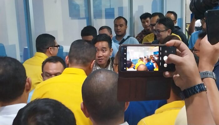Cawapres Gibran Gunakan Kereta Api Bandara Ke Medan