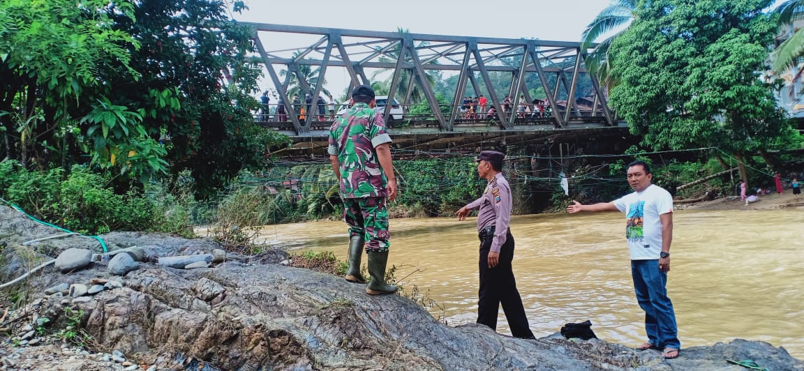 Pelajar SD Hanyut Di Sungai Muara Parlampungan