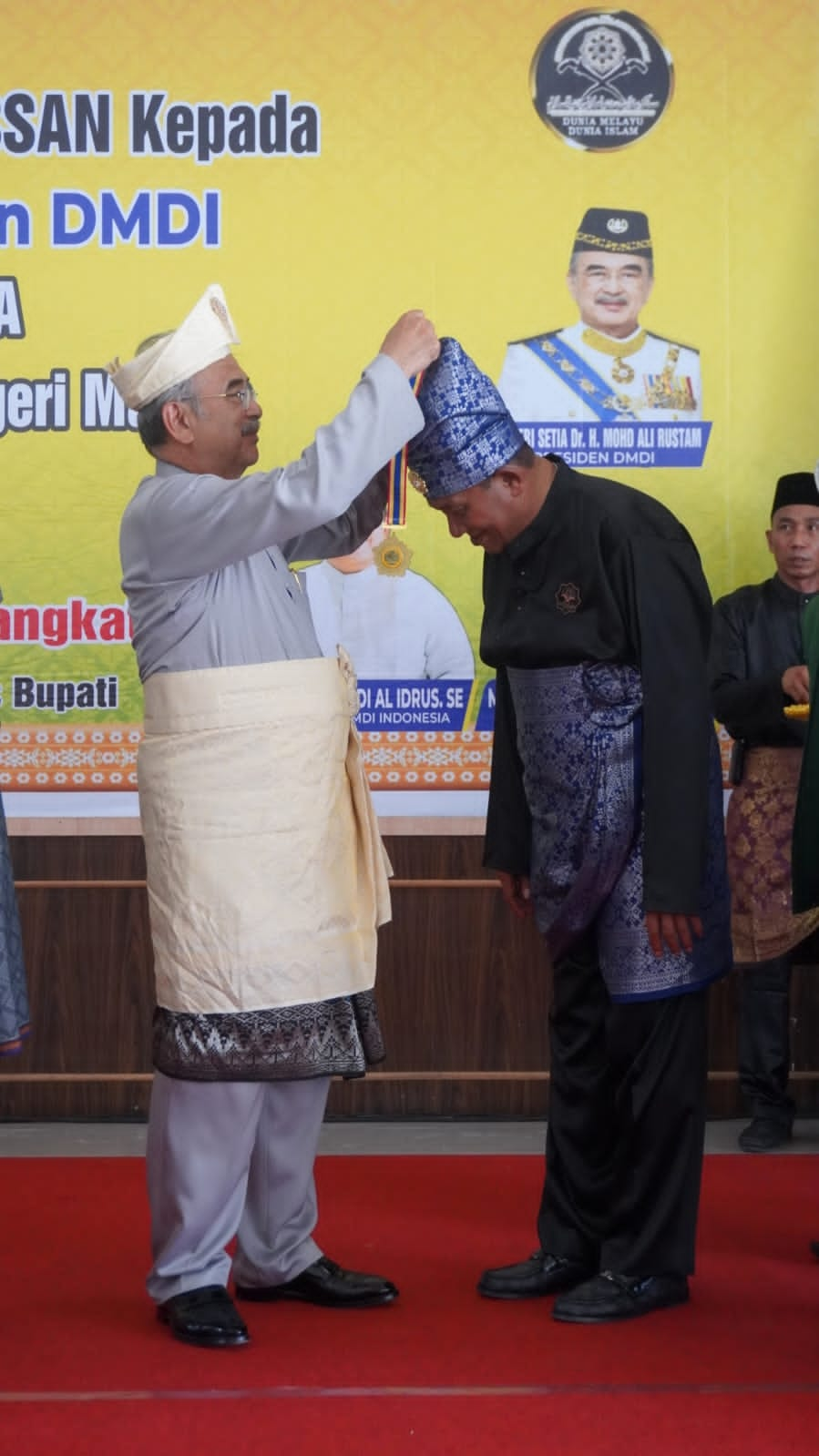 Plt Bupati Langkat H Syah Afandin Terima Anugerah Temenggong Tun Hassan