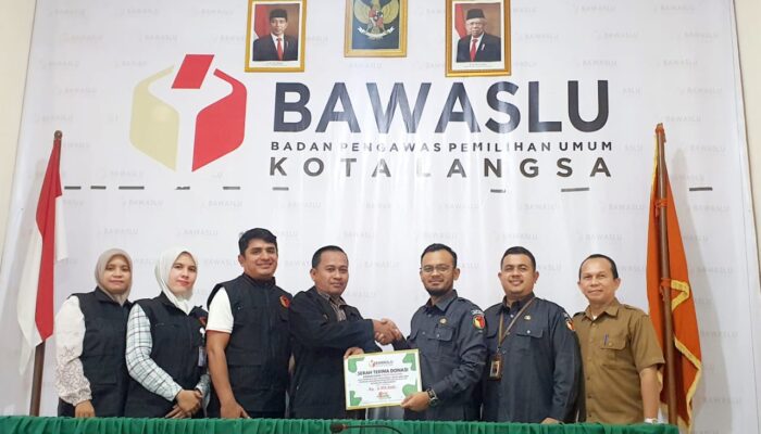 Keluarga Besar Panwaslucam Langsa Barat Donasi Untuk Palestina