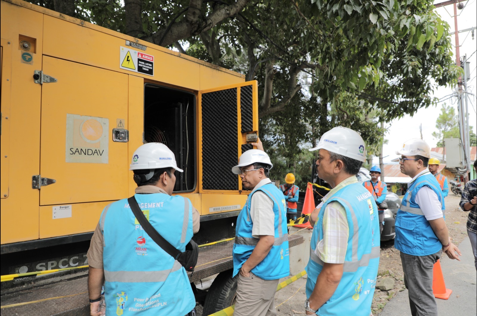 General Manager PLN UID Sumut, Awaluddin Hafid didamping Senior Manager Distribusi Khairul Lingga, Manager PLN UP3 Bukit Barisan, Ramses Hutajulu dan Senior Manager Niaga dan Management Pelanggan, Donny Adriansyah memantau langsung kesiapsiagaan seluruh peralatan dan petugas di Pantai Sinalsal, Tongging, Kabupaten Karo, Rabu (22/11).