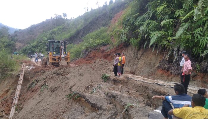 Mobil Pikap Muat Durian Terbawa Jalan Amblas Di Simarpinggan Kolang