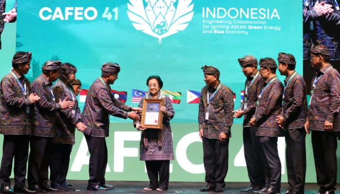 Megawati Terima Penghargaan Dari AFEO