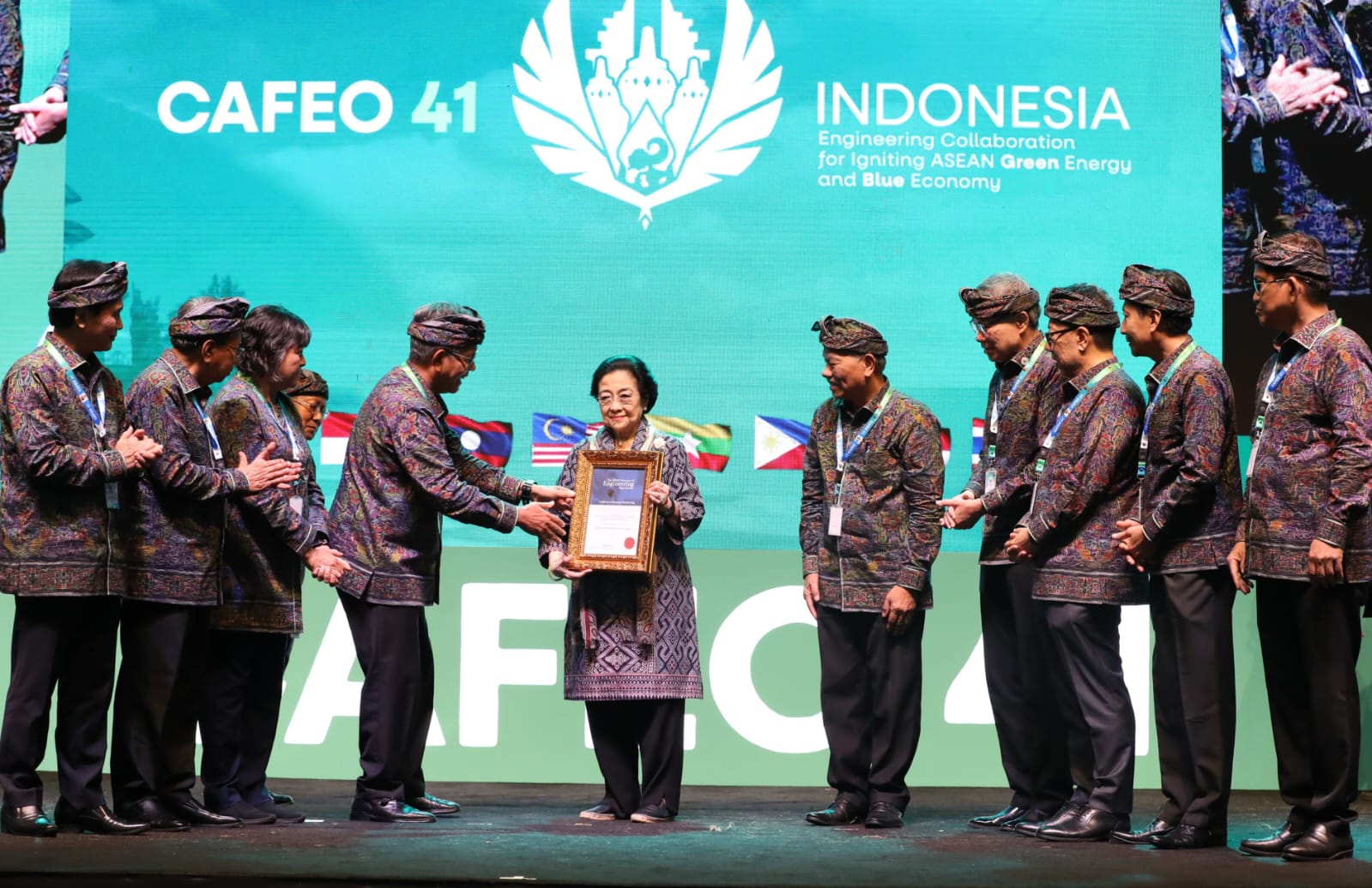 Megawati Terima Penghargaan Dari AFEO