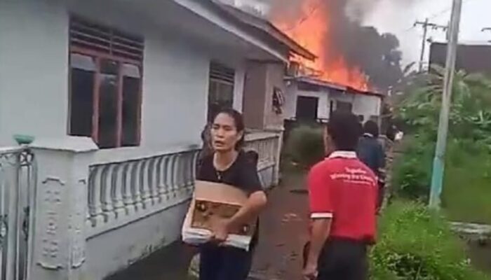 Dua Rumah Ludes Terbakar Di Medan Labuhan