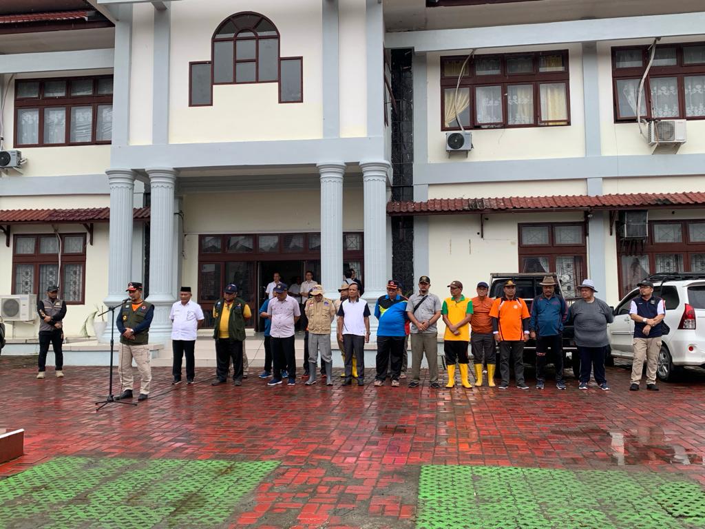 ASN Agara Bantu Bersihkan Lokasi Banjir ASN Agara Bantu Bersihkan Lokasi Banjir