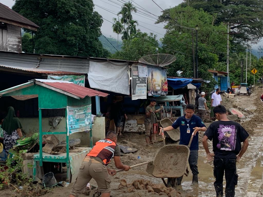 ASN Agara Bantu Bersihkan Lokasi Banjir