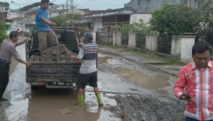 Bahayakan Pengguna Jalan, Polres P. Siantar Timbun Jalan Berlubang
