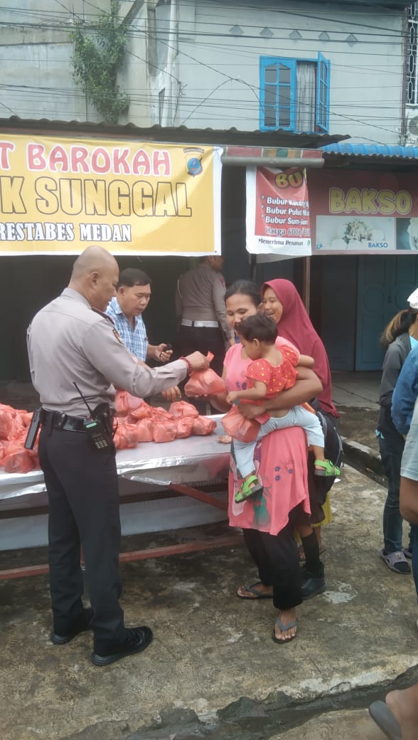 Jumat Barokah, Kapolsek Sunggal Bagikan Nasi Bungkus Kepada Warga