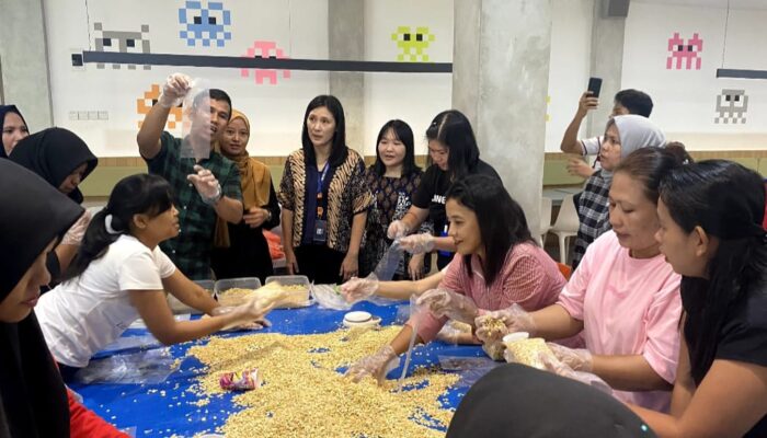 Tingkatkan Minat Wirausaha Universitas IBBI Latih IRT Bikin Tempe
