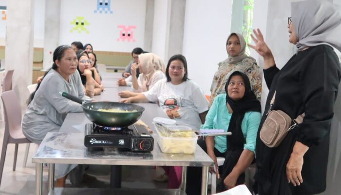 Universitas IBBI-Dapur Jeges Latih IRT Buat Keripik Kentang